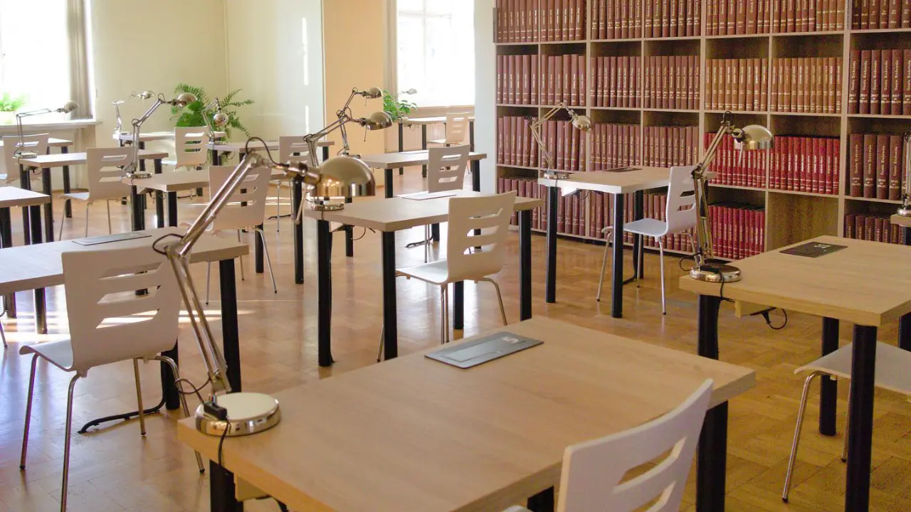 Wojewódzka Biblioteka w Krakowie - biurka YRKE